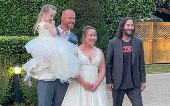 Muy casual... hombre se encuentra a Keanu Reeves y lo invita a su boda