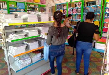 Padres realizan compras de ultima hora en papelerías y supermercados de Jonuta