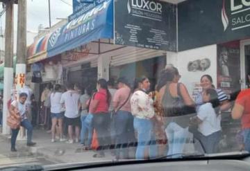 Abarrotan padres de familia papelerías y tiendas de uniformes