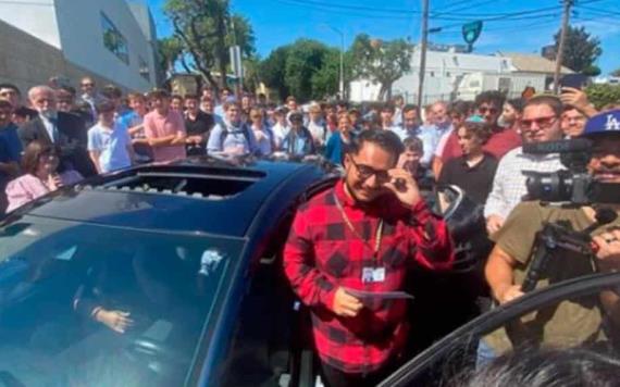 Alumnos regalan auto a su profesor de matemáticas en EU