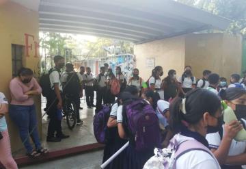 Padres realizan cierre de telesecundaria debido a la falta de luz