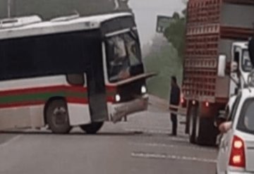 Autobús de pasaje se atasca al no poder circular por el Puente de La Sierra