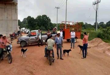 Cierran carretera y paralizan obra del Tren Maya en Balancán