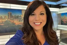 Presentadora de noticias sufre s&iacute;ntomas de derrame cerebral en vivo: Lo siento, algo me est&aacute; pasando
