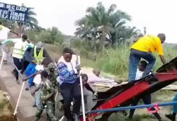 Puente se derrumba durante su inauguración en Congo