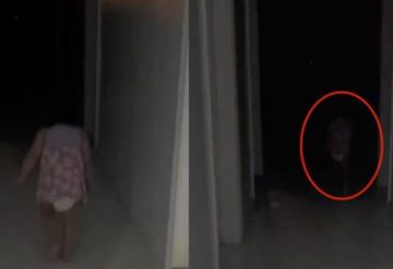 Video: Mujer huye y deja a su hija, después de escucharla hablar con un fantasma