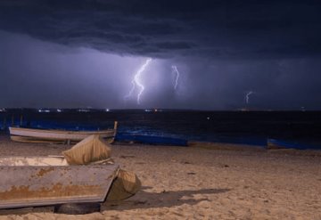 Dos turistas murieron impactados por un rayo mientras disfrutaban la playa