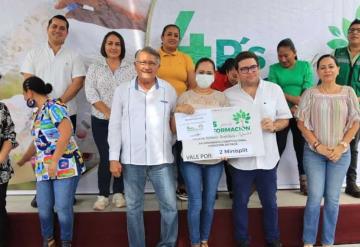 Ayuntamiento de Comalcalco entrega insumos a  Jardines de niños