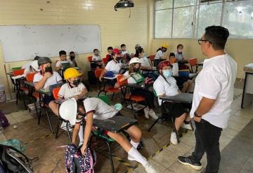 Niños asisten a clases con casco ante riesgo que colapse techo en Monterrey