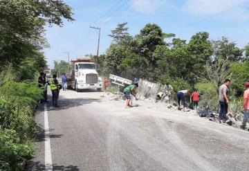 Camión cargado de cemento se sale de carretera 