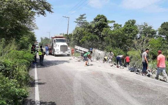 Camión cargado de cemento se sale de carretera 