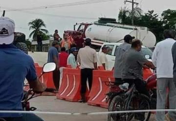 Habitantes de la Villa El Triunfo bloquean acceso a las obras del Tren Maya