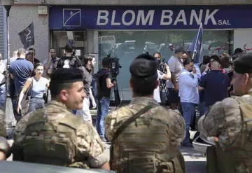 Mujer toma banco de Líbano con pistola de juguete y reclama sus ahorros