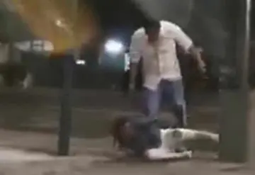 Hombre golpea a una mujer en plena vía pública en la Ciudad de México