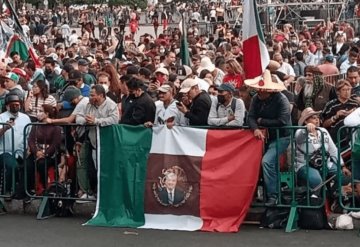 Simpatizantes de AMLO alteran bandera con su foto sobre el Escudo