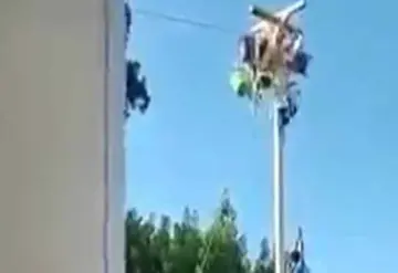 Hombre cae de 9 metros en el juego "palo encebado" en Michoacán
