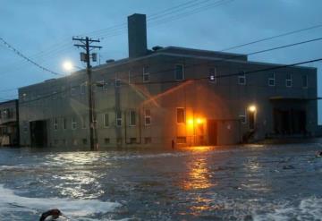 Enorme tormenta azota el oeste de Alaska, arrancó casas de sus cimientos