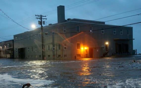 Enorme tormenta azota el oeste de Alaska, arrancó casas de sus cimientos