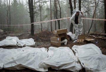 EU califica de crimen de guerra la fosa común con 440 cuerpos hallada en Ucrania