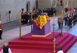 F&eacute;retro de reina Isabel entra en la b&oacute;veda real en Windsor