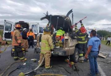 Tráiler quita la vida a una familia que viajaba en su camioneta; un gato y dos menores sobreviven