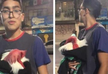 Joven se vuelve viral por salir de casa con su gallo envuelto en una cobija tras sismo: las criaturas