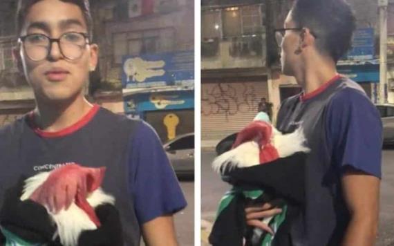 Joven se vuelve viral por salir de casa con su gallo envuelto en una cobija tras sismo: las criaturas