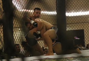 El tabasqueño Raúl "Cazador" Méndez ganó con autoridad en el pleito estelar de la función de artes marciales mixtas "Combates en el Puerto"