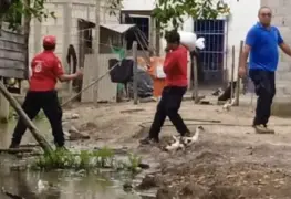 Debido a las lluvias pobladores en Jalpa de Méndez presentan anegaciones en sus hogares