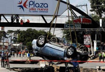 Se abre socavón en Guatemala caen dos vehículos y una motocicleta