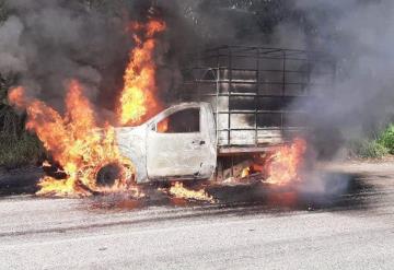 Se incendia camioneta en la Jalapa-Tacotalpa