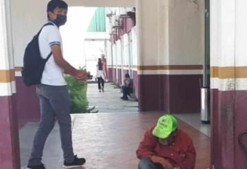 Estudiante regala 70 pesos a abuelito en situación de calle... y un refresco de 2 litros