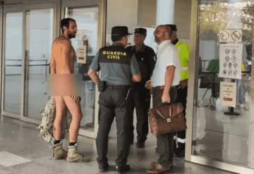 Hombre desnudo intenta acceder a un juicio por exhibicionismo en España