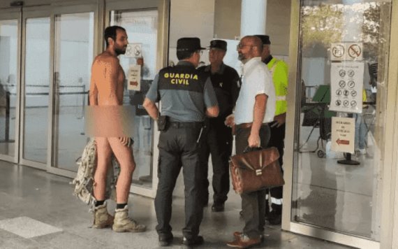 Hombre desnudo intenta acceder a un juicio por exhibicionismo en España