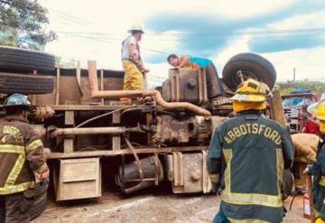 En Veracruz, vuelca camión cargado de tierra y sepulta auto con familia