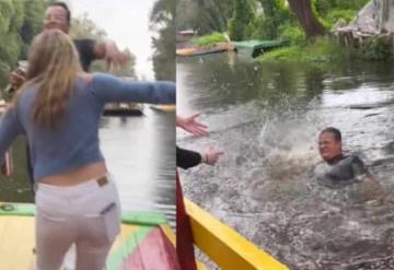 Hombre cae de trajinera en Xochimilco mientras bailaba el Tucanazo y se hace viral