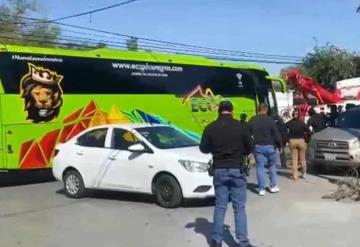 Aseguran a 46 migrantes tras atrincherarse dentro de autobús en Coahuila