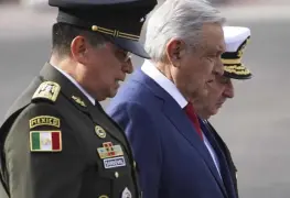 AMLO confirma hackeo y responde sobre su salud con canción de Chico Che