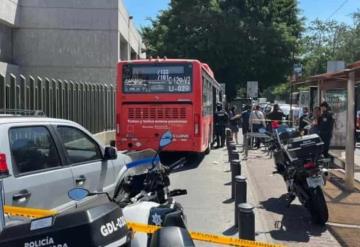 Sujeto secuestra transporte público y toma a mujer como rehén en Guadalajara; termina abatido