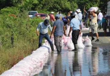 Refuerzan con costales con arena en las comunidades Los Pájaros y Buchecos; Río Chico amenaza con desbordar