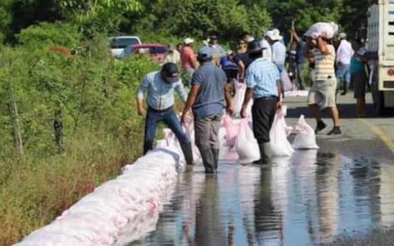 Refuerzan con costales con arena en las comunidades Los Pájaros y Buchecos; Río Chico amenaza con desbordar