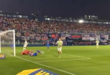 Futbolista taclea a rival durante festejo de gol