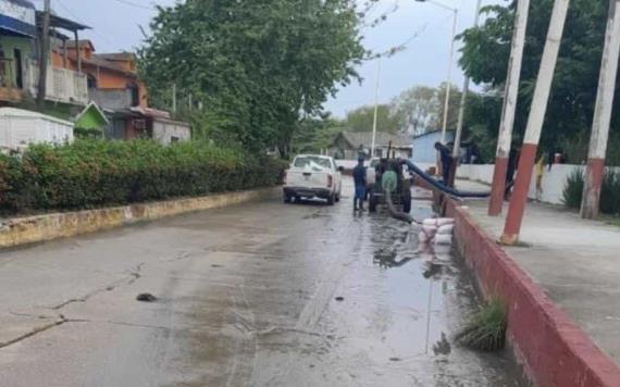 Protección Civil y SAS desalojan agua del Usumacinta en centro de Jonuta