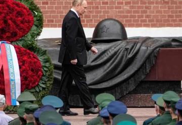 Vladimir Putin recibe un tractor de guerra bielorruso por su cumpleaños 70