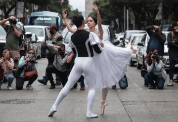 Bailarines danzan en calles de CDMX para democratizar el arte