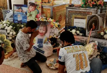 Tailandia de luto: Cientos de personas se reúnen a honrar la vida de los niños asesinados en masacre