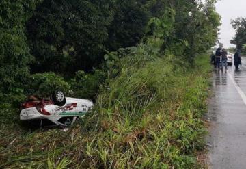 Taxi se sale de carretera en la Villahermosa-Teapa