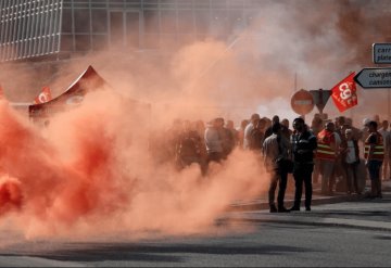 Franceses izquierdistas protestan contra la vida cara y el cambio climático