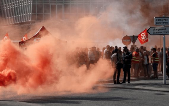 Franceses izquierdistas protestan contra la vida cara y el cambio climático