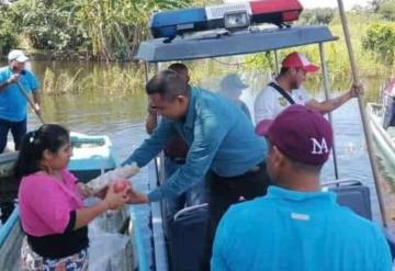 Continua la entrega de despensas a familias afectadas por inundación en Jonuta